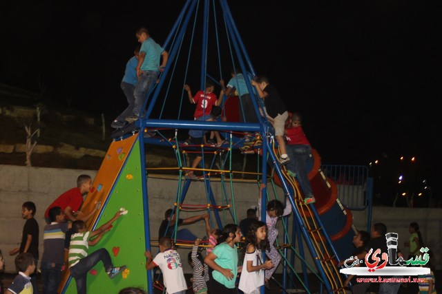 المئات من اولاد كفرقاسم يتمتعون بالالعاب الجديدة في المنتزه قبل رصفه بالبساط الواقي 